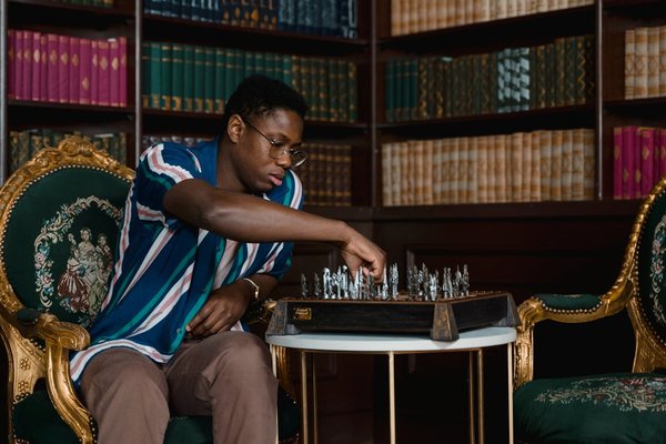 Comment organiser une soirée de jeux de société vintage pour adultes?